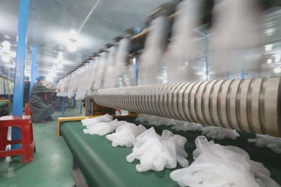 los guantes del PE trabajan el guante que hace la máquina que puntea el guante del entrenamiento del molde del látex que hace las máquinas