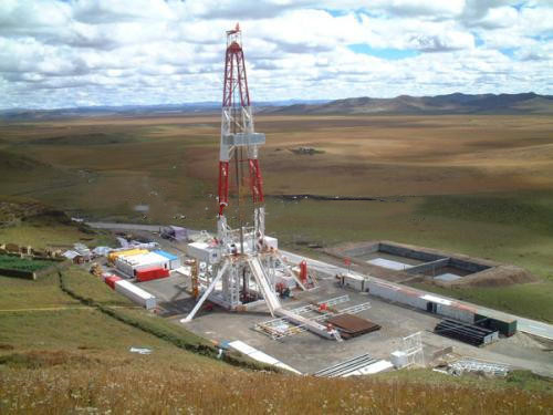 RG API Standard Oil Field Oil y el camión agujereado bien del agujero de gas montaron la plataforma de perforación móvil de ZJ30 750hp y la paliza Rig Max D